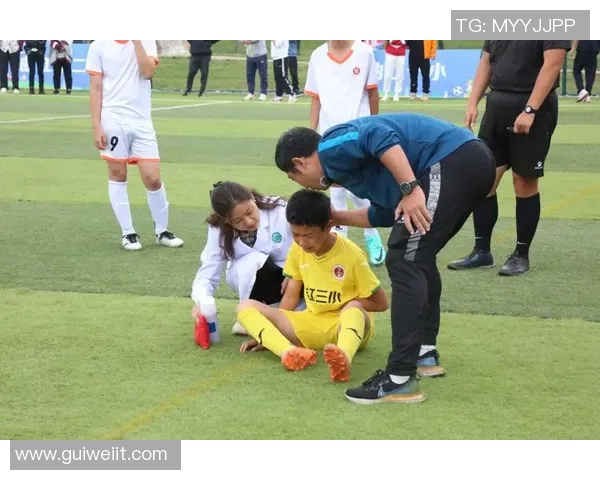 赛后复盘:西安足球队与上海足球队的团队协作分析与战术探讨 赛后复盘:西安足球队与上海足球队的团队协作分析与战术探讨