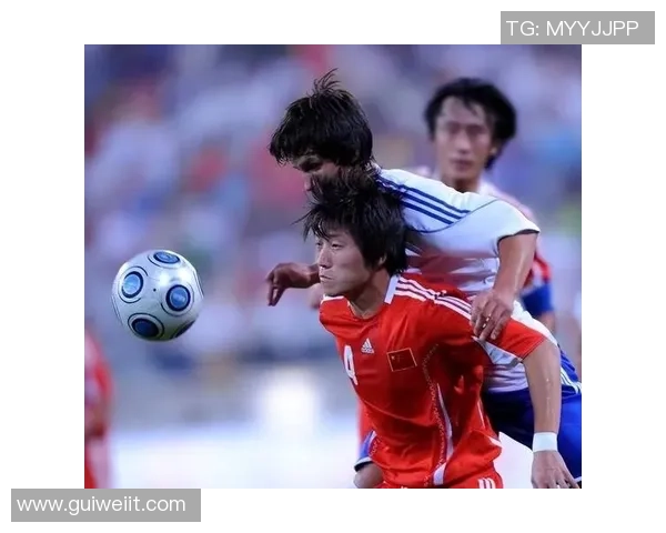 足球明星扔刀视频引发热议网友热评不断揭示背后故事与影响