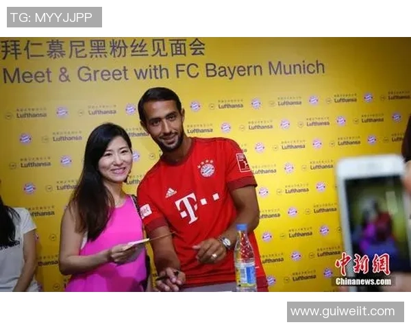 美国演员与足球明星亲密合影展现友谊与合作的魅力与激情 美国演员与足球明星亲密合影展现友谊与合作的魅力与激情